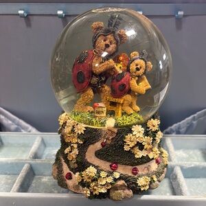 Boyds Bears Musical Snow Globe
A6